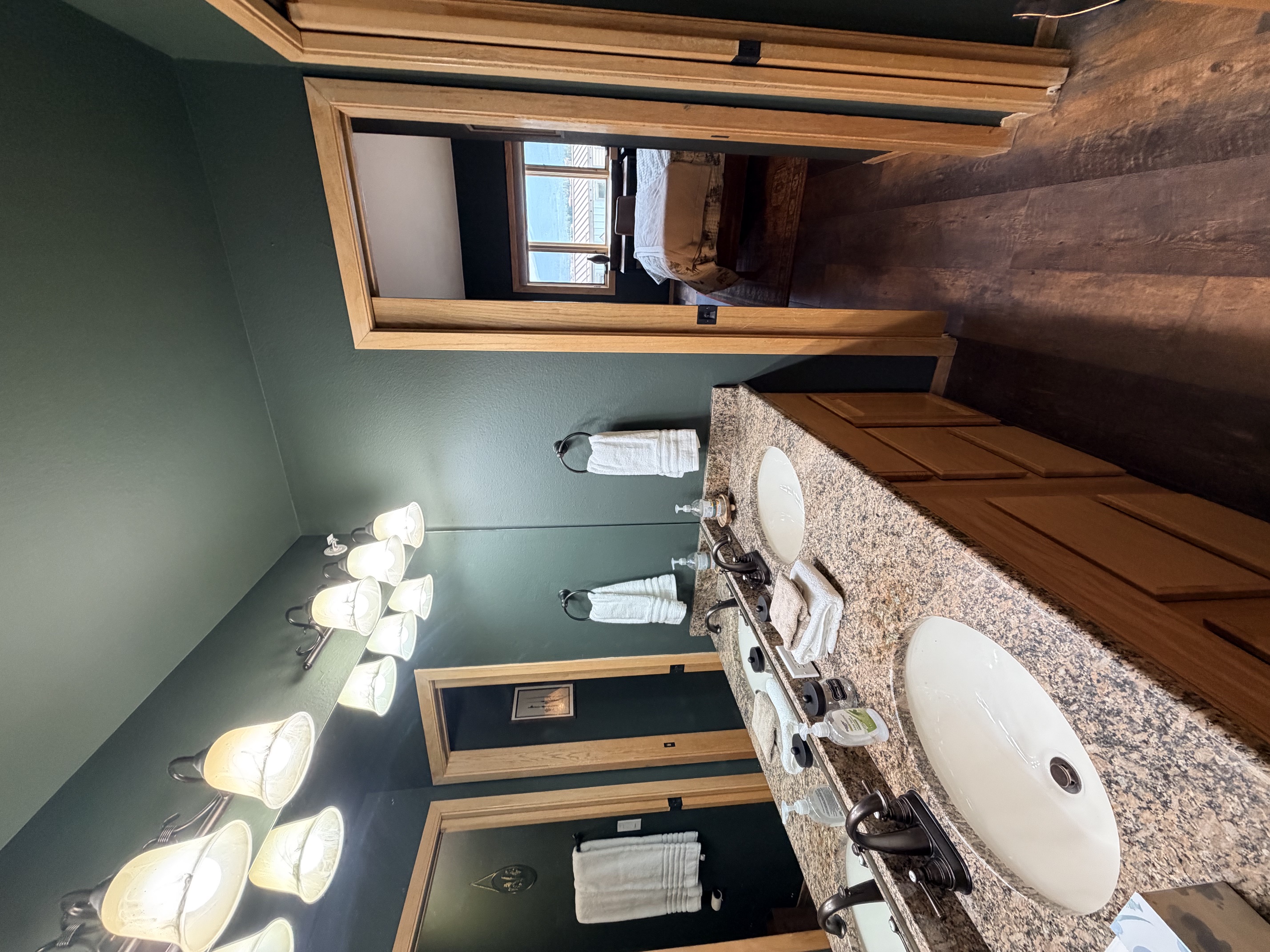 Secondary bathroom at The Eyrie